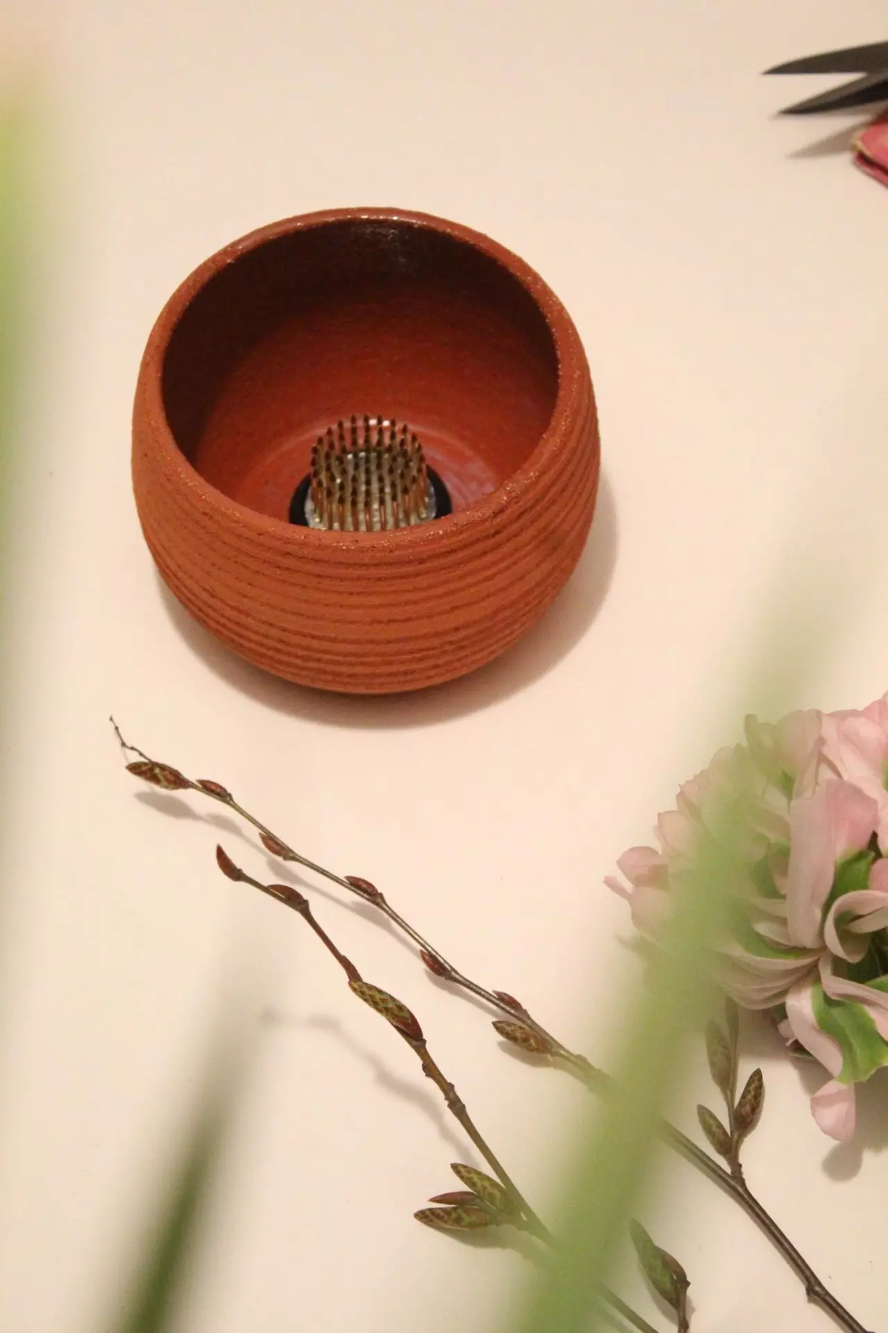 Ročno izdelana vazica RojPottery X Cvetilnik z ježkom za oblikovanje cvetja